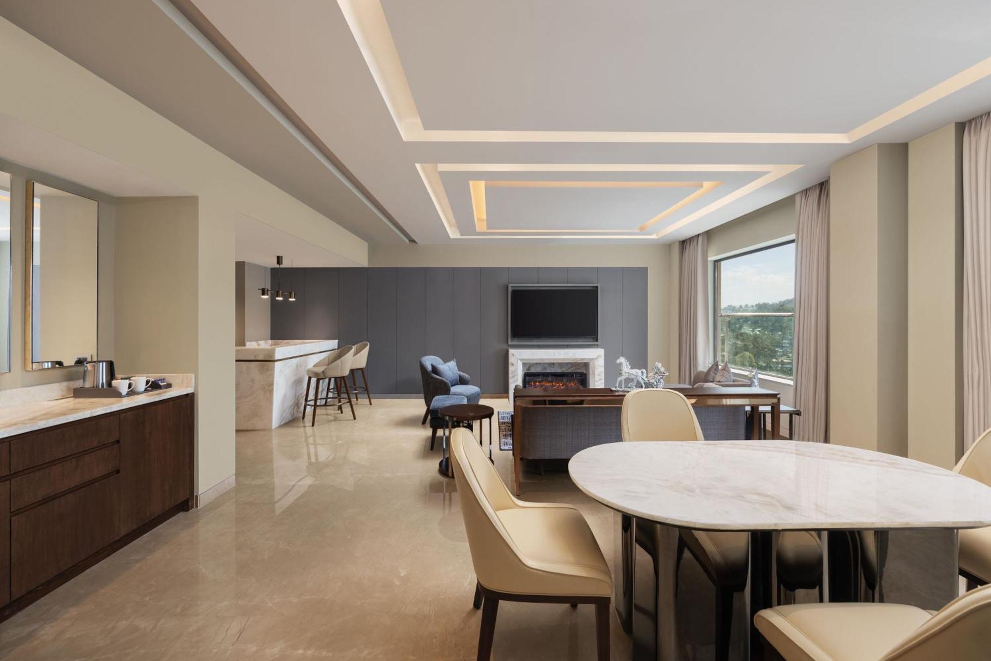 Courtyard By Marriott Shillong Hotel Buitenkant foto